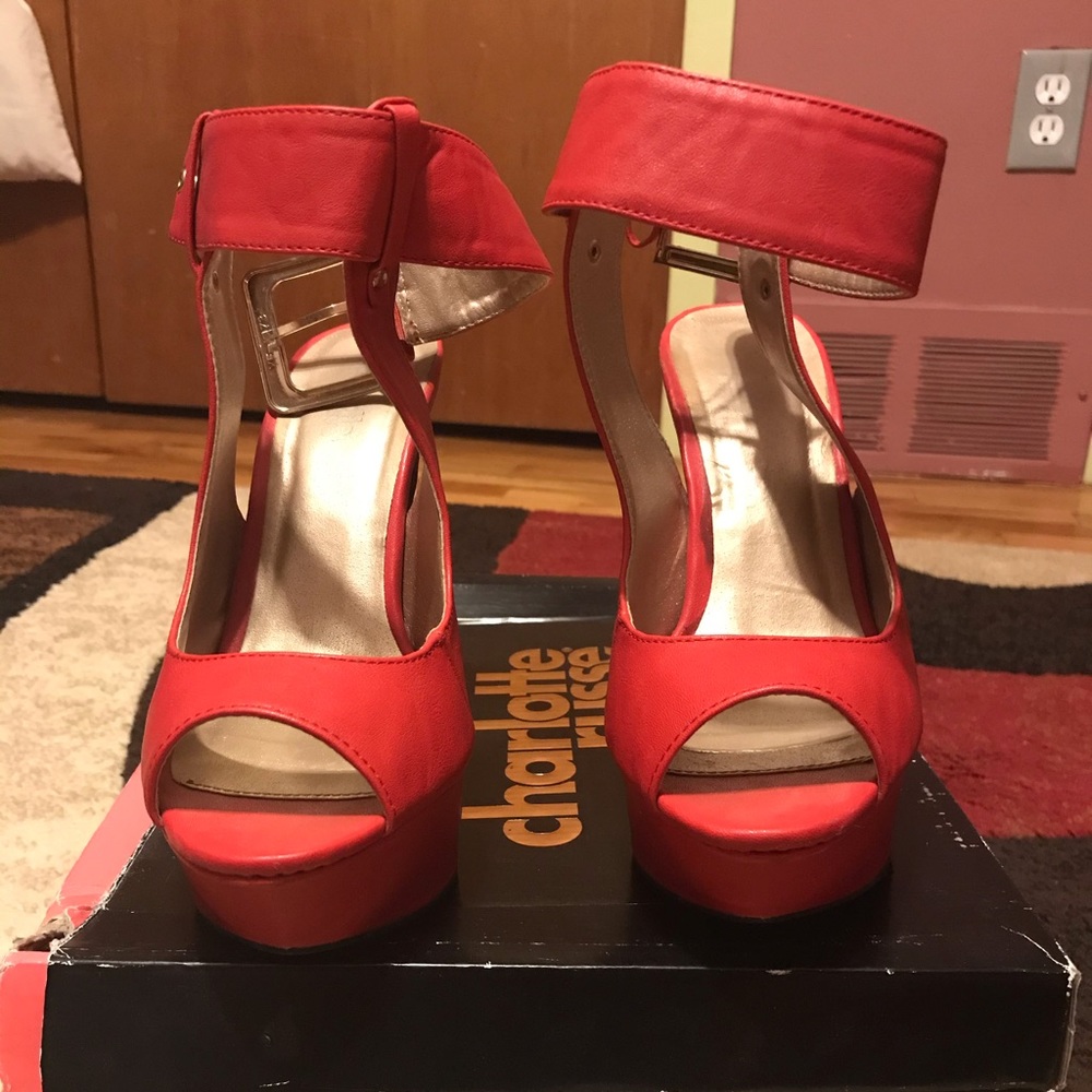 Beautiful Gorgeous Red 5 inch pumps.